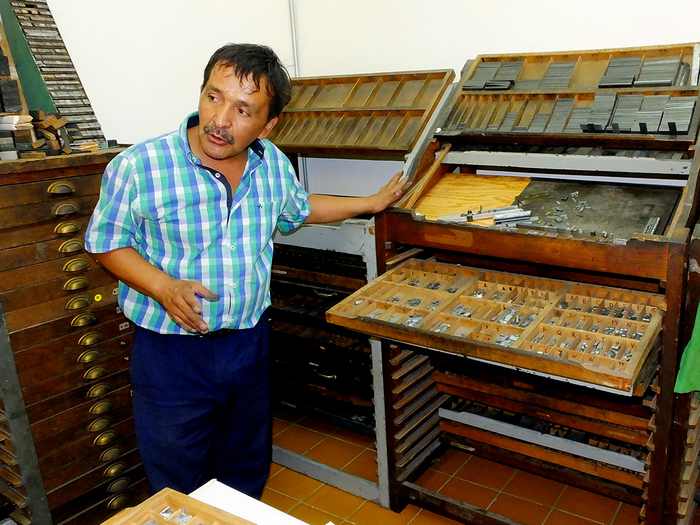 Alfred Banda with moveable type at Impronta Editora, Guadalajara, Mexico