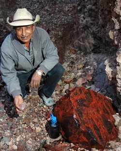 Don Eleno with indian-blood obsidian at Navajas