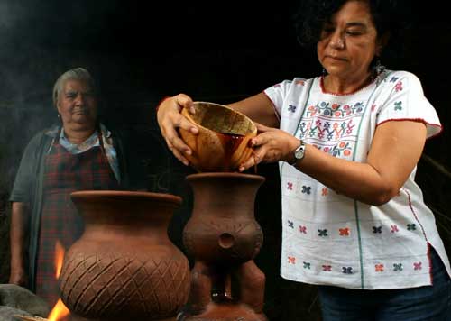 Dr. Patricia Colunga distilling with a Capacha pot - Photo by Explora Mexico