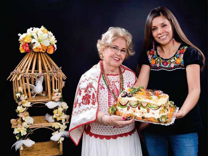 Mara Íñiguez (right) with Ante Colimate cake